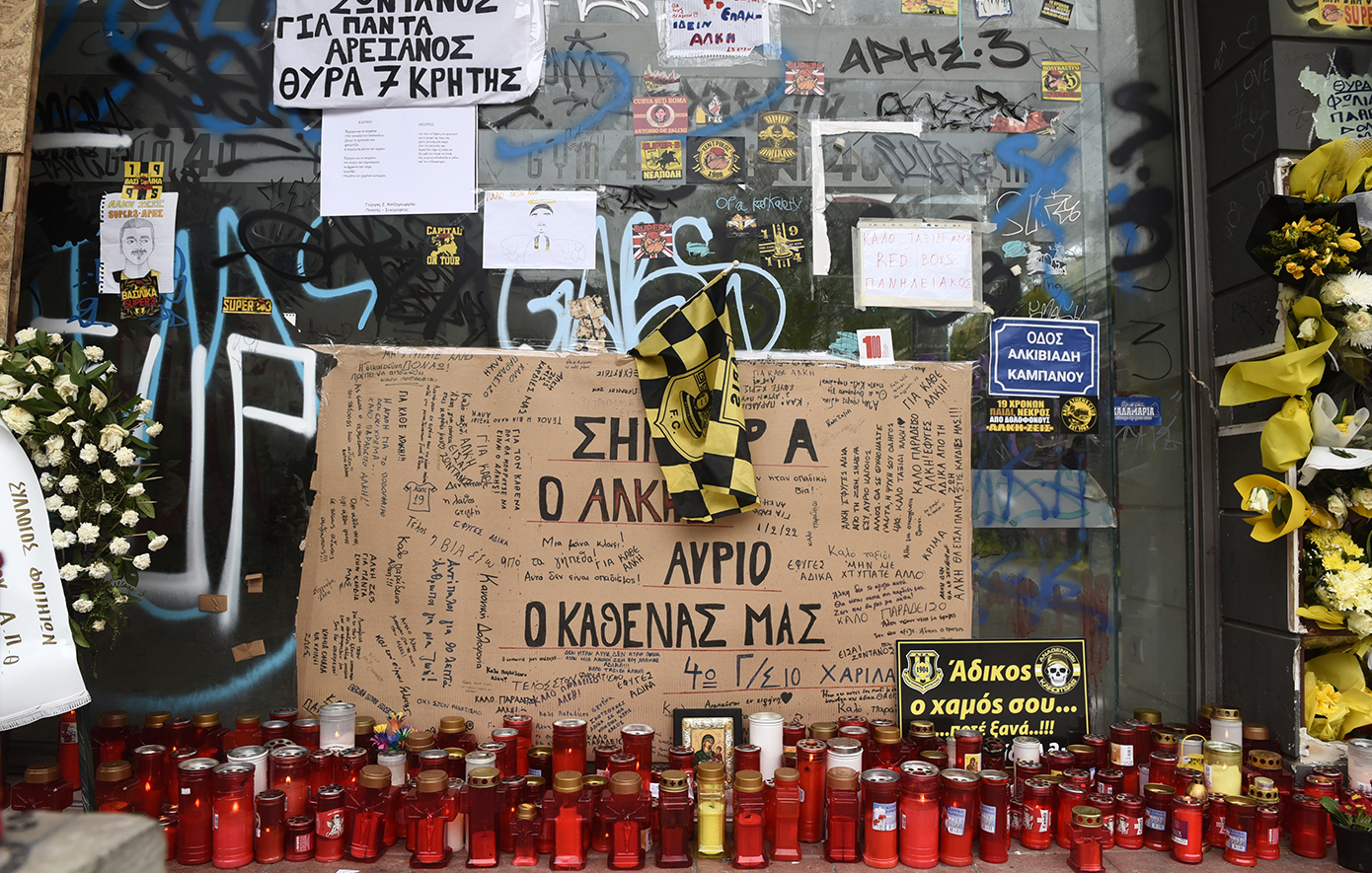 Μαζεύονται τα αντικείμενα από το σημείο της δολοφονίας του Άλκη Καμπανού επειδή νοικιάστηκε το κατάστημα