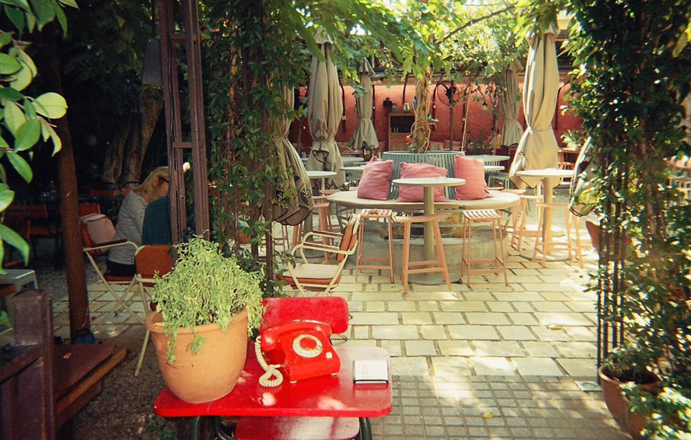 Στέκια στην Αθήνα με αυλές για να απολαύσετε τον καφέ σας